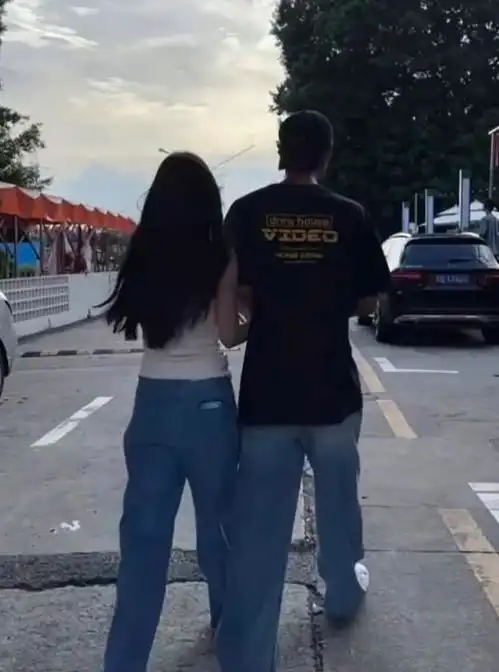 豆得儿晒合照官宣恋情男生背影又高又挺,网友直呼比王思聪帅
