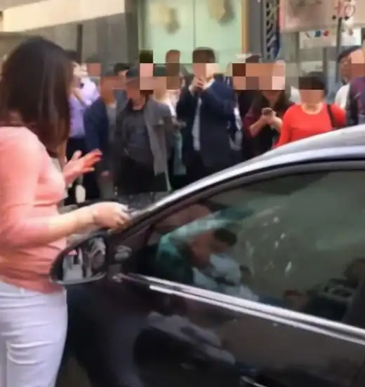 江苏女子不满前夫与闺蜜相恋,泼油烧男方豪车,哭诉曾陪他创业,成功就变心
