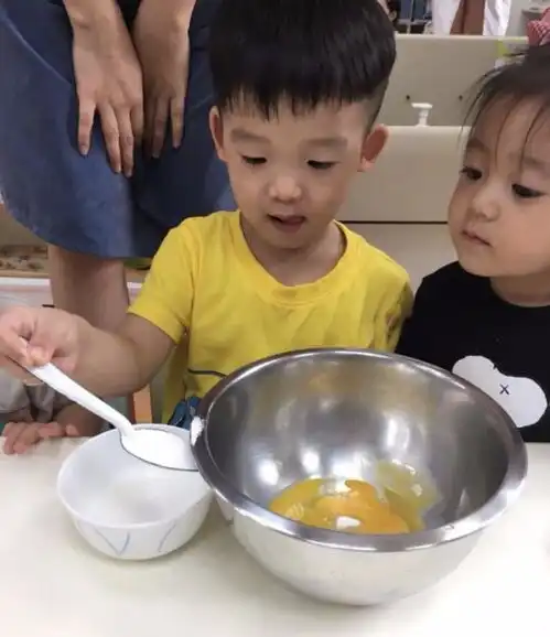 修杰楷陈建州同带娃,咘咘求亲亲,直男飞飞却只想举高高不解风情
