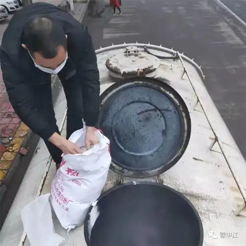 废弃口罩别乱扔中江人这儿有红色专用垃圾桶
