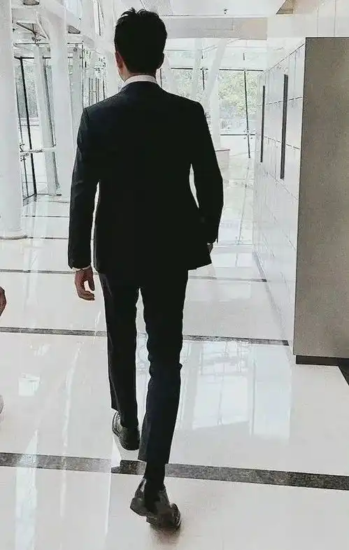 他居然有个25岁的儿子全网震惊都被你骗了
