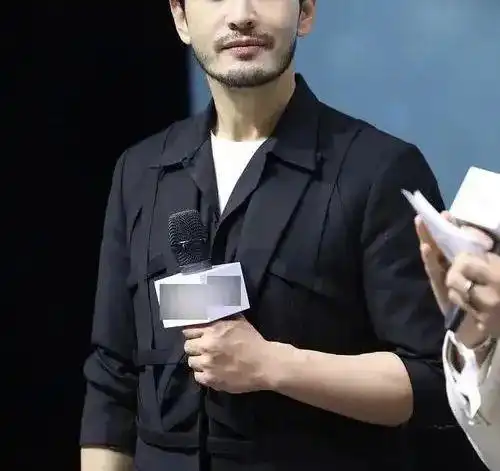黄晓明放飞自我整个油腻大叔的形象
