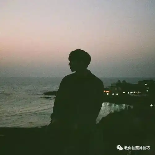 男生这样拍照,看起来斯文又帅气