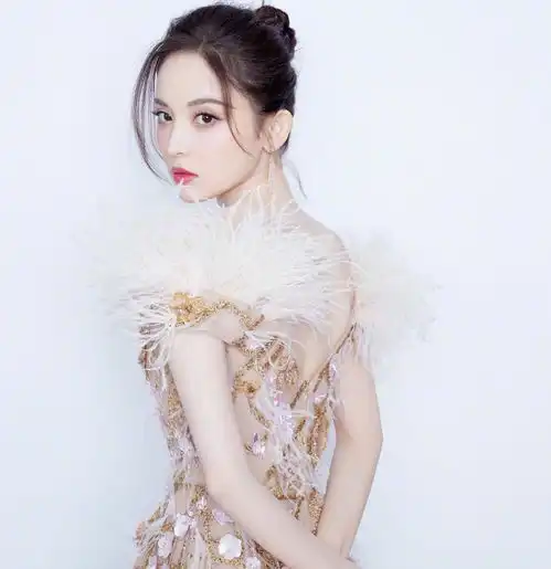 周冬雨大学班级合照,站最边不起眼,谁注意娜扎站位不愧是校花
