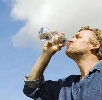 12岁男孩,肠癌晚期,妈妈悔断肠没想到这种小吃,会这么毒
