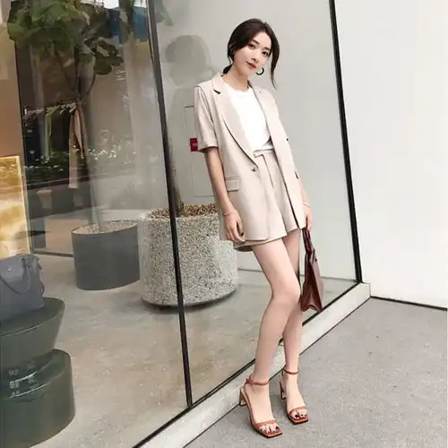 老婆越来越会打扮了,小西服烟管裤,超洋气,美得出门人见人夸

