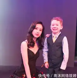 王思聪朱一龙王源抢着跟假笑男孩合影,妈妈全程开心他却笑到脸僵
