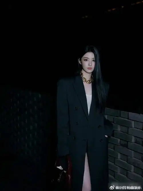 久未露面的王楚然妆容变了,大骨架穿衣服就是有气质
