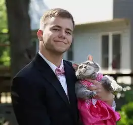 找不到女伴怎么办这小哥就跟自己家的猫好上了...
