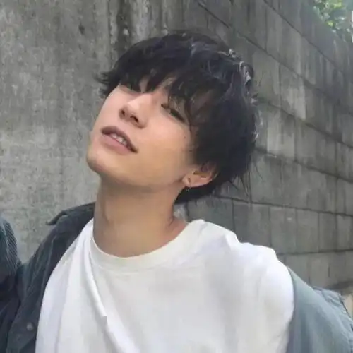 男生头像愿你阳光下像个孩子风雨里像个大人
