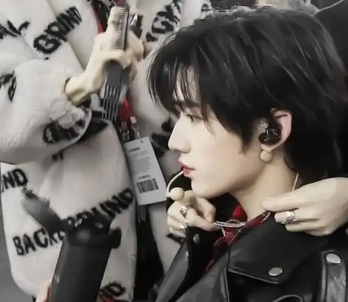 偶遇妈妈骑电车送宋亚轩回家,妈妈长得太年轻,背影不像母子像姐弟
