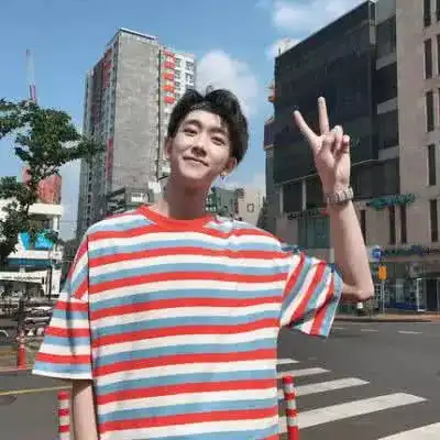 男生喜欢你的4个小动作,丫头别紧张,他只是爱上你了而已