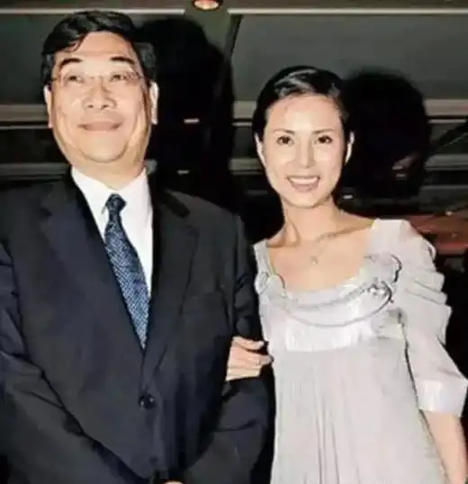 李若彤晒近照,冻龄颜值少女身材,首次公开真实年龄
