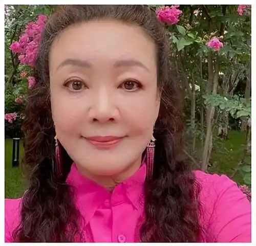 这就是张兰分享图片后的一个结果,已经提及了大s和具俊晔
