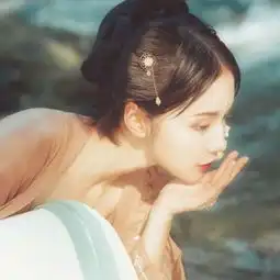 女生唯美有意境的头像,躲在你的怀里
