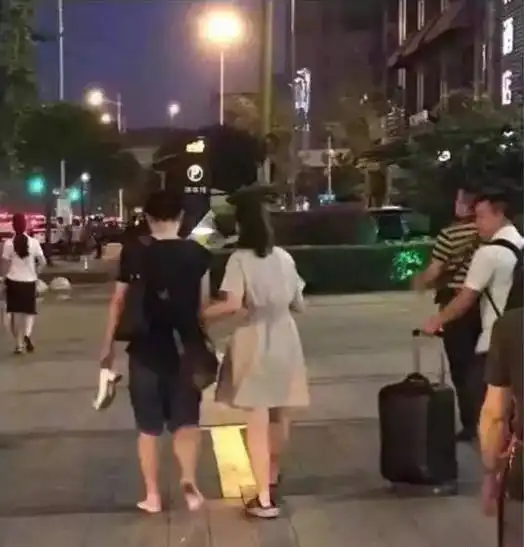 打开老公送我的七夕礼物,我哭了