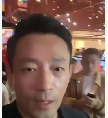 汪小菲走出离婚阴霾现身新店开业剪彩仪式,红光满面笑容灿烂
