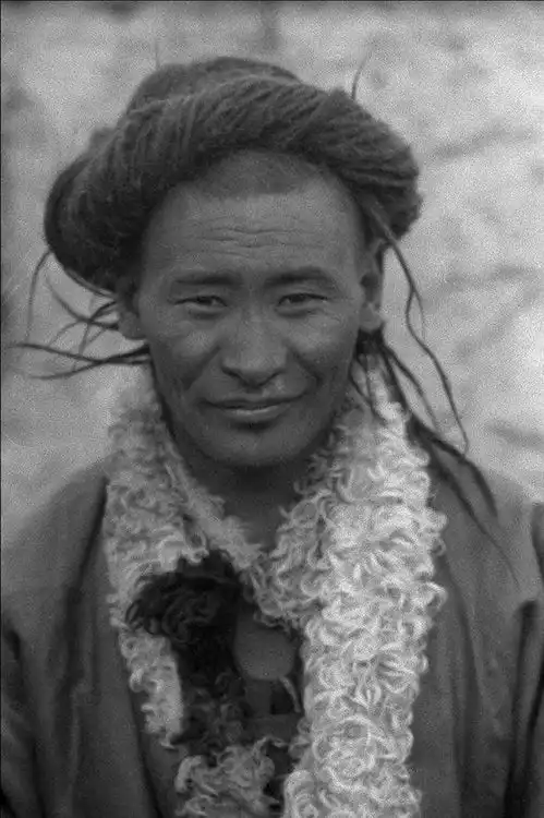 1932年青海藏族老照片少年喇嘛英俊淳朴,牧民大叔满脸沧桑
