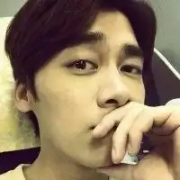 侧中分发型男生头像微信头像图片大全
