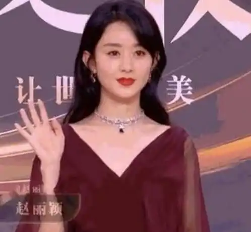 微博之夜赵丽颖憔悴,佟丽娅脸部有充气感,热巴美艳如埃及艳后
