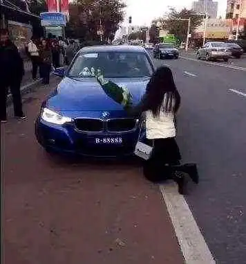女子街头向开着豪车男子求婚,网友你父母知道你这样作践自己吗

