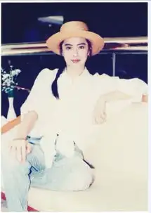 宋慧乔竟把白衬衫穿得这么美女星们都爱白衬衫
