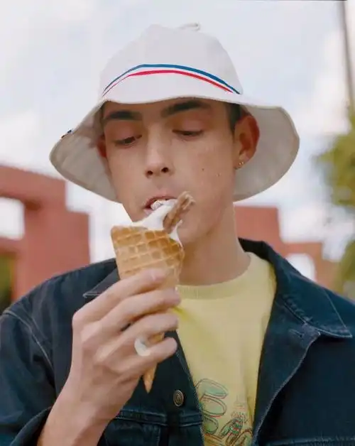 我建议你们先看这条充满荷尔蒙的推送缓一缓,再工作
