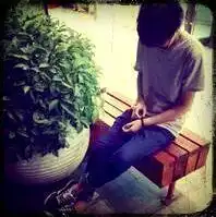 和这个一样风格的真人伤感头像男10张吧
