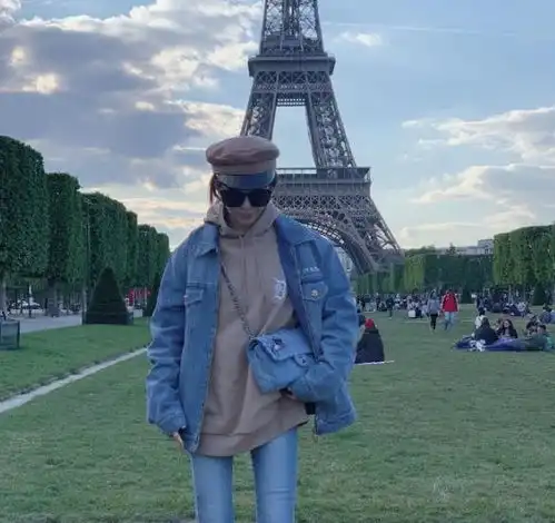 昆凌走完红毯晒美照,黑超牛仔装的全新造型
