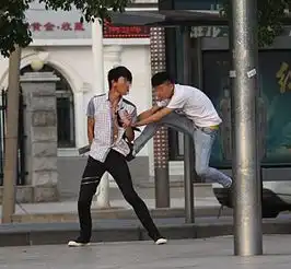 初中男生校门口约架,有3句经典社会人用语,后面一句不战而胜

