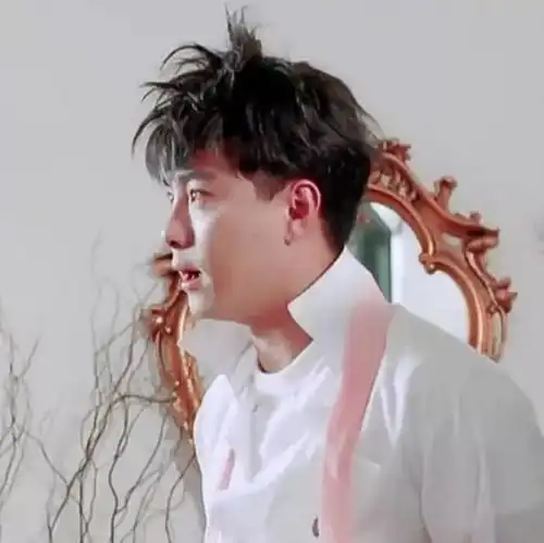 一大波复古港风男女生头像背景图
