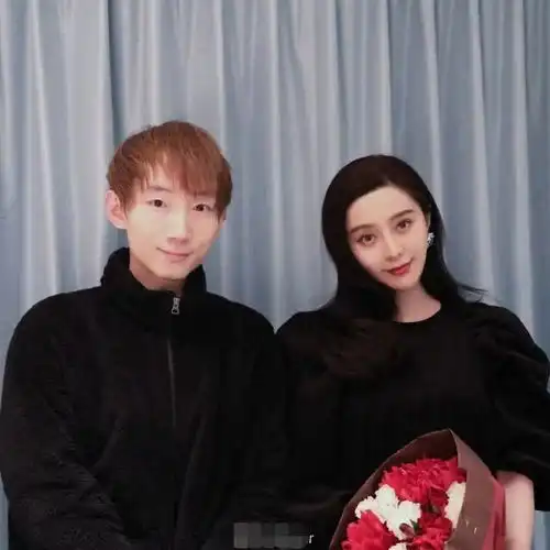 范冰冰与神秘男亲密合影,她获赠鲜花与男方肩膀挨肩膀
