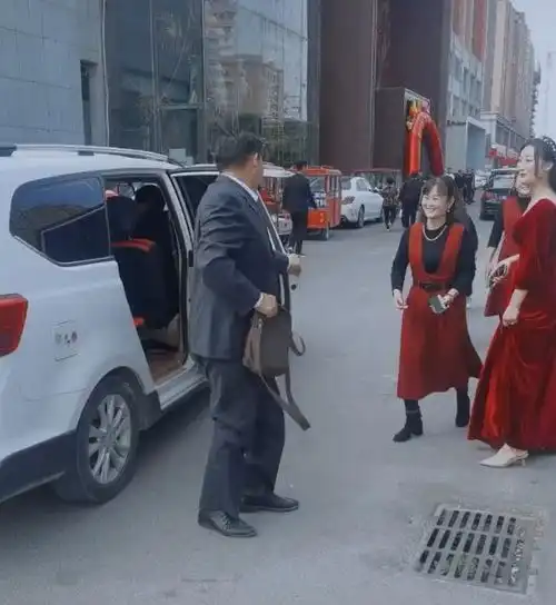 大衣哥儿媳称不图他家的钱,开豪车下地干活,背景不简单
