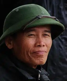 越南男人爱戴绿帽子颜色越深越有钱
