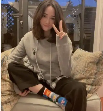 陈乔恩为男友庆生,素颜出镜一脸灿笑状态好,两人当众搂抱好甜蜜
