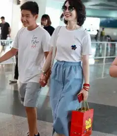 陈数与老公现身机场,衣着朴素气质炸裂,太服气了
