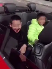 这下真火了男子网络直播开豪车漂移,没想到被人举报,结局凉凉....
