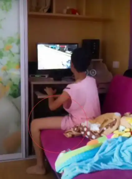 12岁男娃沉迷电脑游戏,家长管教不了,网友这种娃就该吃点苦
