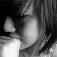 难受想哭的图片女喝酒伤心难受想哭女生图片
