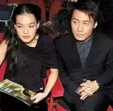 她16岁拍3级片出道,40岁还是剩女,让男神苦追7年

