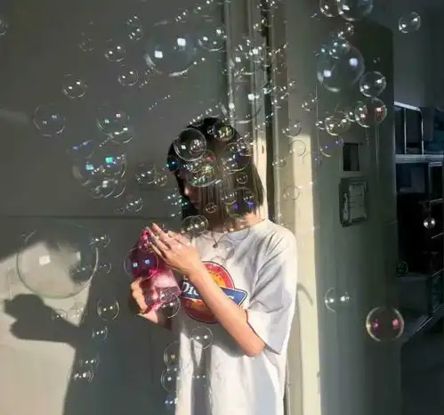 网易云热评一个男人爱你的时候,你往往会感动于细节
