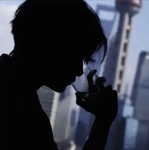头像男生头像真人高清,看海看久了想见人,见人见多了想看海
