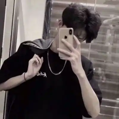 qq头像男生拿手机遮脸冷漠用手机遮脸图片
