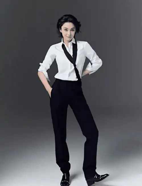 张馨予男装帅气撩人,被粉丝调侃军嫂帅起来没男生啥事了
