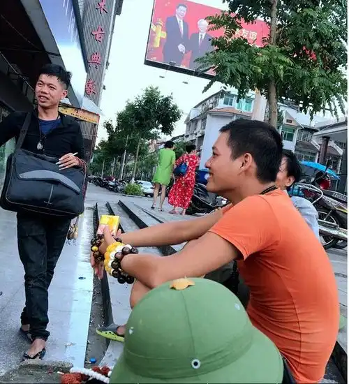 这里的男人都戴绿帽子,个个都觉得很骄傲,很神气
