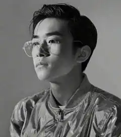 易烊千玺又上封面穿薄点西装尽显成熟魅力,网友硬照实力太强
