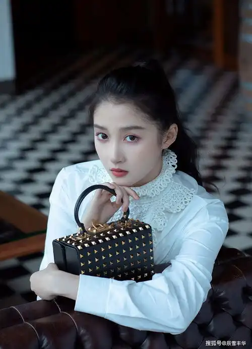 关晓彤穿上短裙变身腿精,搭配蕾丝衬衫出镜,美得恰到好处
