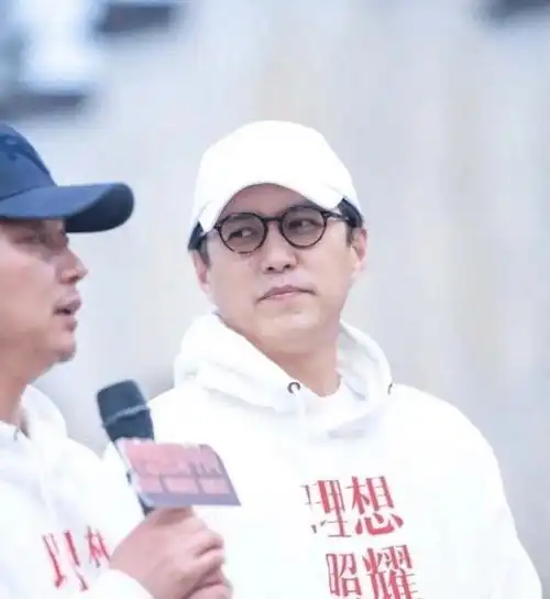 靳东新剧开机,被拍到胖了好多,网友男神胖了之后还是男神
