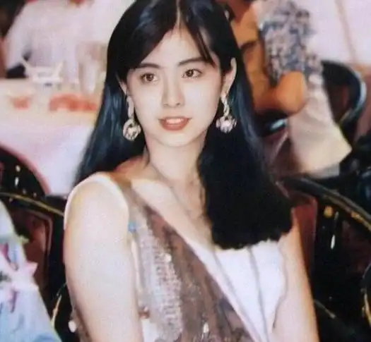 陈凯歌老婆晚宴现身,打扮朴素难掩气质,52岁仿佛逆生长
