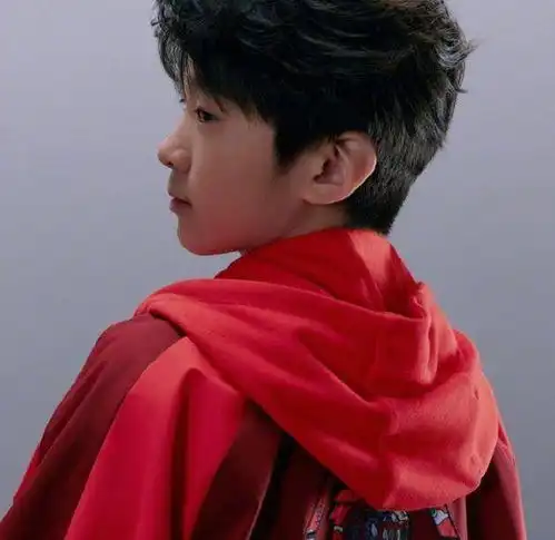 有种失控长大叫张亮儿子,13岁腿长完胜男模,大片都要坐着拍
